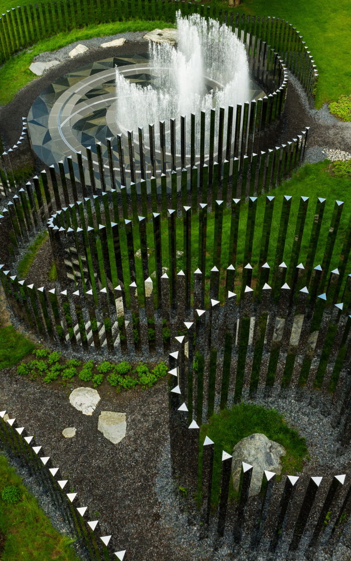 Vannskulptur formet som en labyrint av speilstolper.